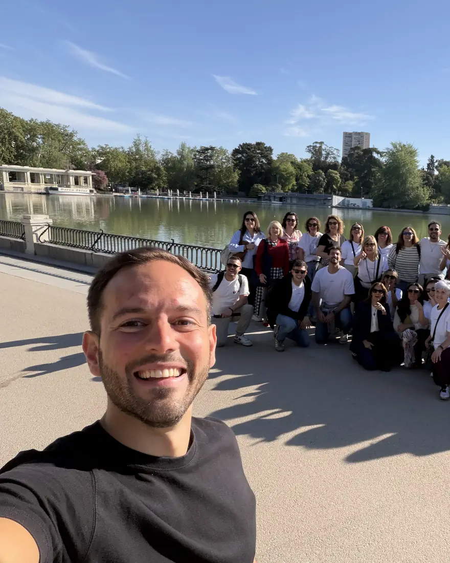 Miguel Aguilar con la comunidad del Método RENACE en el Retiro, Madrid